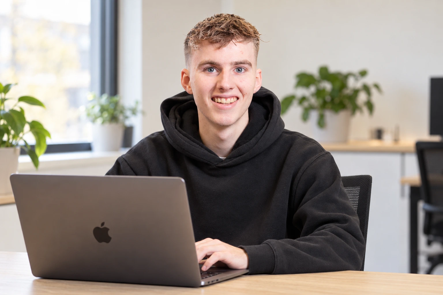 Lars van Gennip sitting behind a MacBook